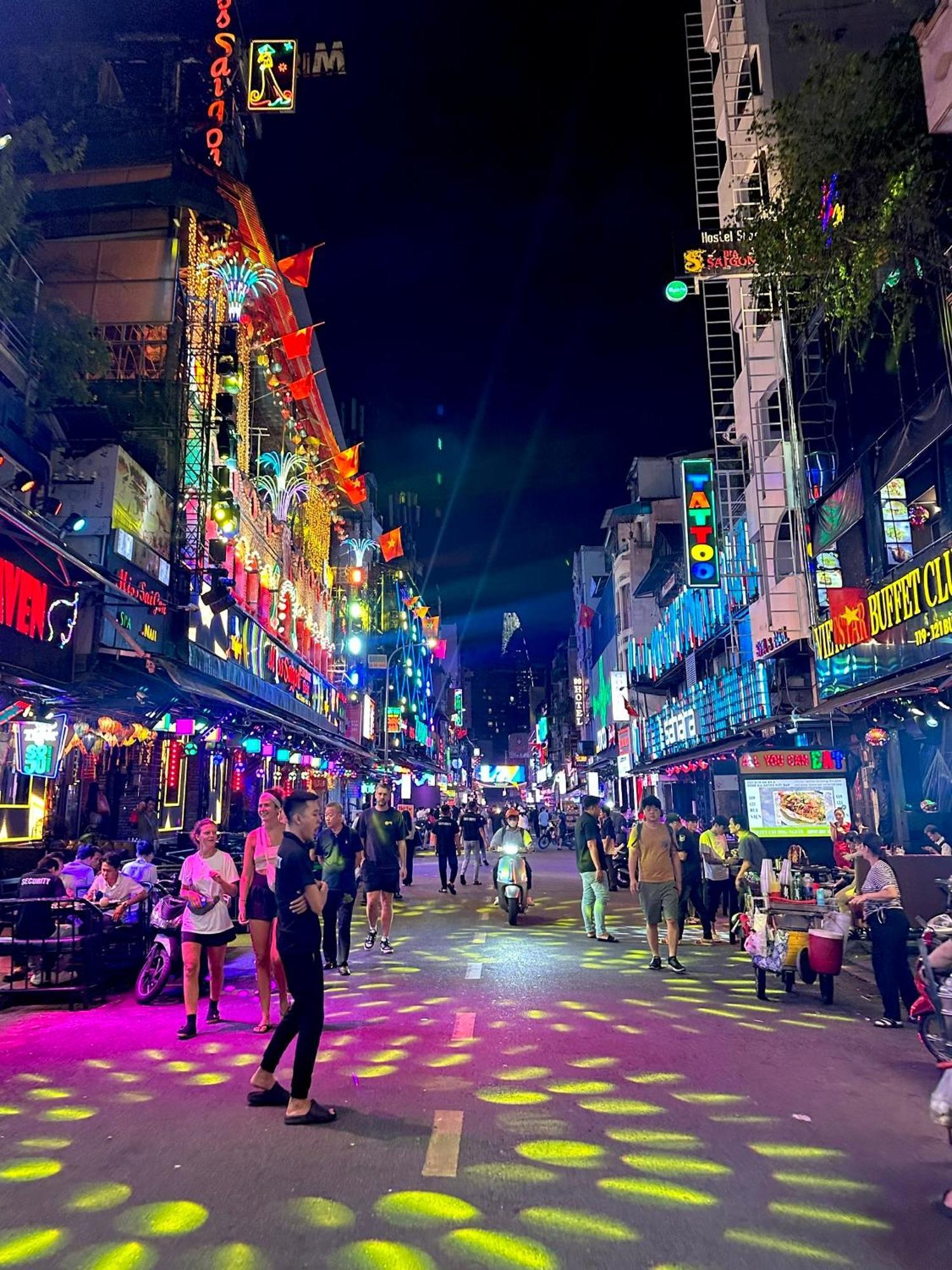 The Hidden Hogwarts - Nearly Bui Vien Walking Street Aparthotel Ho Chi Minh-staden Exteriör bild